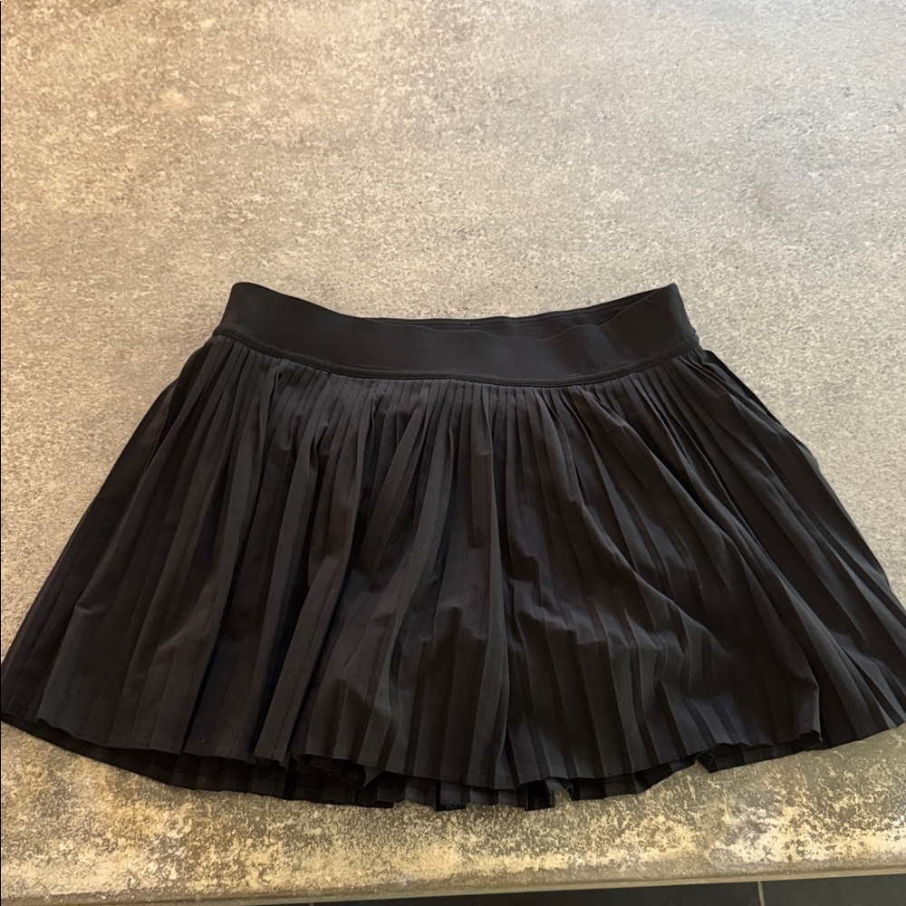 Lululemon black pleated skirt size 6